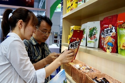 扫出小零食的“前世今生”——来伊份重要产品追溯展成功亮相食品销售