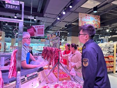 关掉'美颜'生鲜灯，还原食物'本色'——食品销售中的诚信与责任