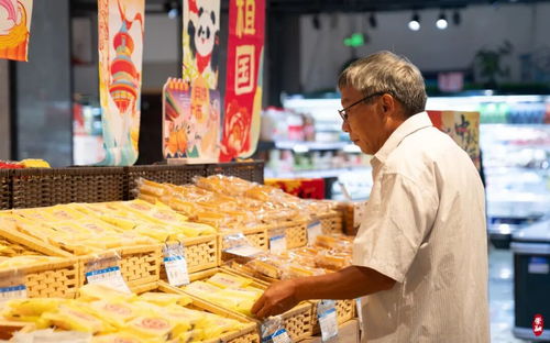 中秋佳节临近，各式月饼抢“鲜”上市，食品市场迎来销售热潮